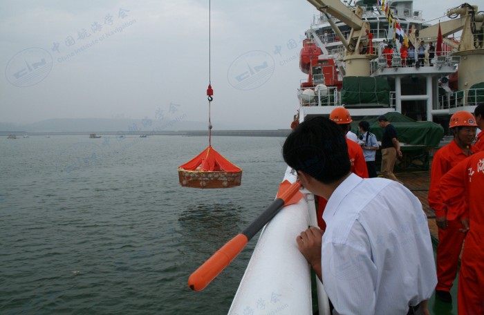 2006-8-29 为参观来宾表演救生吊篮