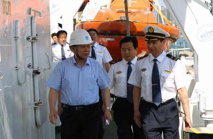 2011年6月11日,时任交通运输部徐祖远副部长(左三)到“海巡11”轮视察工作