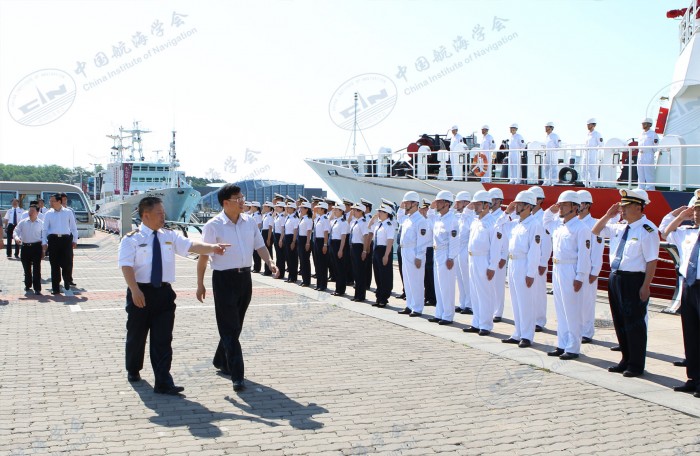 2011年6月14日,时任中组部干部四局局长,现任公安部政治部主任夏崇源(左八)一行到“海巡11”轮调研创先争优活动开展情况