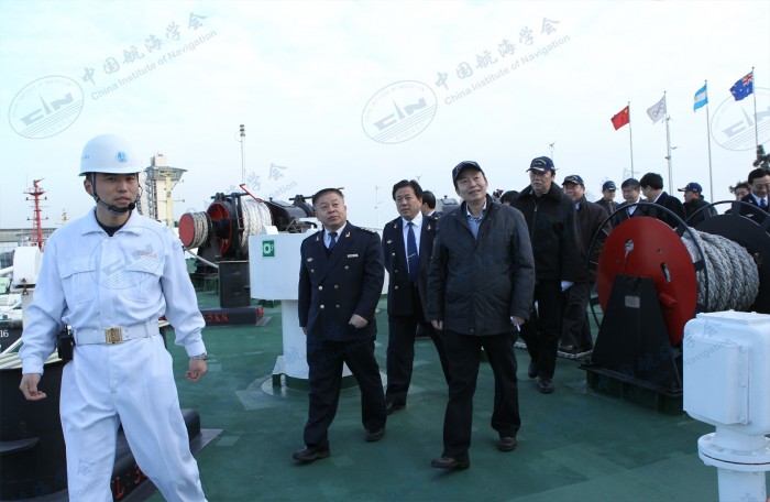 2012年2月8日,时任交通运输部党组成员、政策法规司司长,现任交通运输部副部长何建中(左五)到海巡11轮调研指导交通运输行业窗口单位创先争优活动。