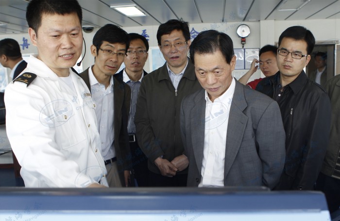 2015年5月13日,中央海洋权益工作领导小组办公室邓中华局长(左六)到“海巡11”轮调研工作