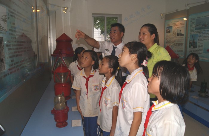 学校师生在硇洲灯塔航海科普教育基地学习