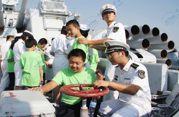 核心价值记心中,水兵叔叔爱盲童!