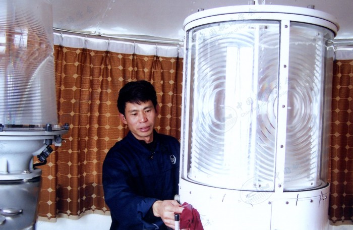 黄灿明在清洁保养灯器
