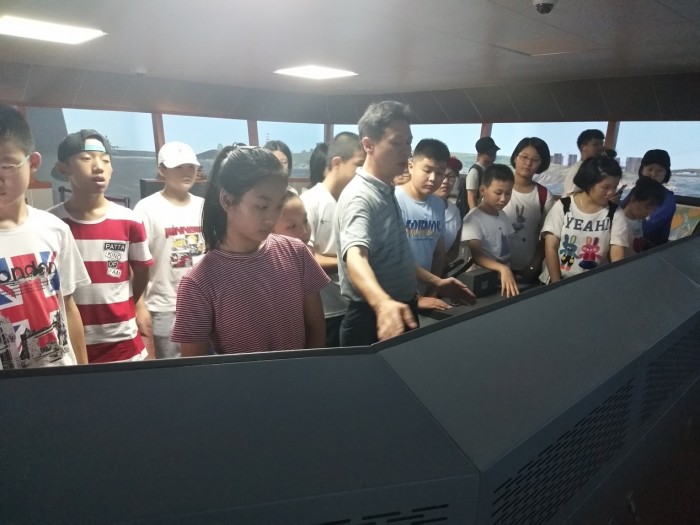 张清河高级船长带营员体验操船感受
