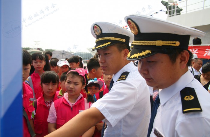 青岛市市南区教委组织中小学生参观海巡11