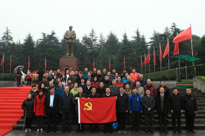 图为中国航海学会部分理事会成员及学会秘书处工作人员参观韶山毛主席铜像广场时合影