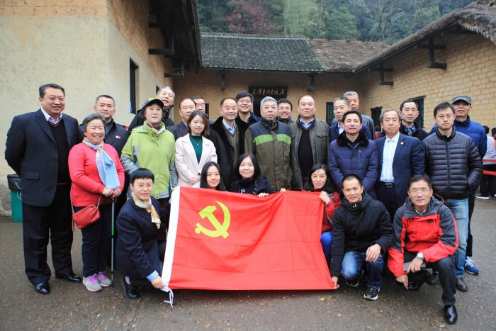 图为中国航海学会部分理事会成员及学会秘书处工作人员参观韶山毛泽东同志故居时合影