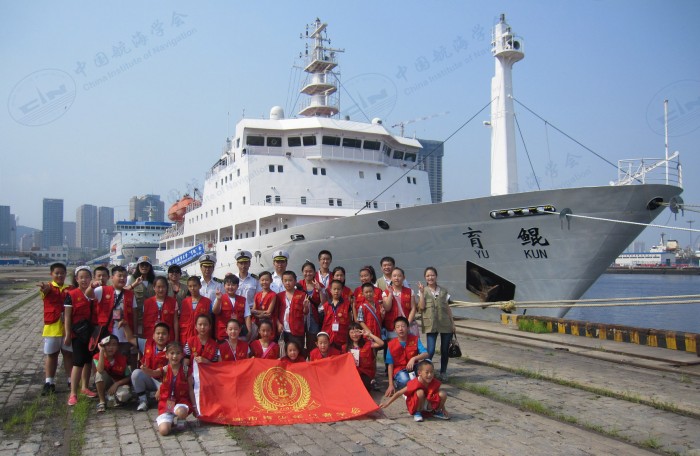 2013年8月小记者与船舶领导合影留念