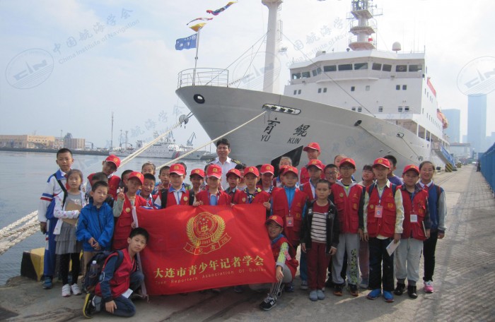 2013年8月小记者与船长合影留念