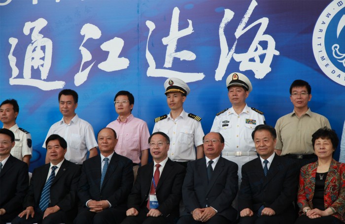 “育鲲”轮船长何庆华参加颁奖
