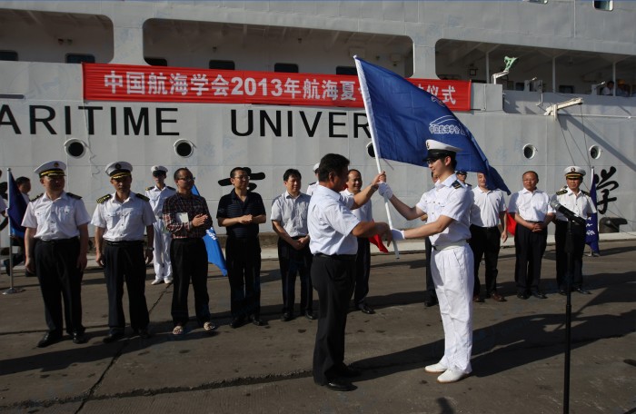 中国航海学会2013年航海夏令营起航仪式常务副理事长刘功臣授旗