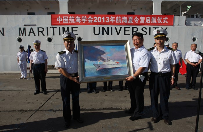 中国航海学会2013年航海夏令营起航仪式赠航海学会“育鲲”轮纪念品