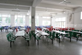 宽敞明亮的学生食堂