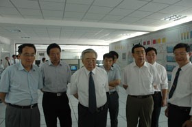 市科协主席、学院名誉院长母国光院士在市科技工委、市教委、市科协领导陪 同下参观学院实训室