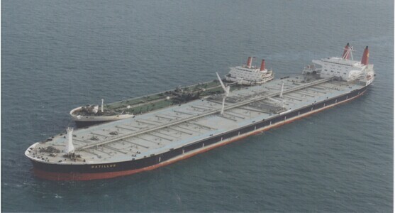 图18. 1976年,法国建造的“BATILLUS”号油轮,因没有合适的码头系泊,只能将原油输送给15万吨级油轮,完成卸货。