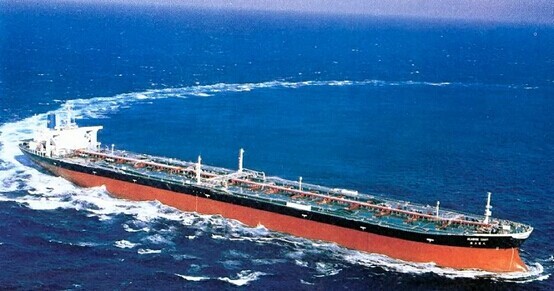图23. 1981年,加长后的“SEAWISE GIANT ”号在进行海上试航,画出的弧线非常优美。那时,已经有船舶设计师开始设计载重吨达100万吨的油轮。