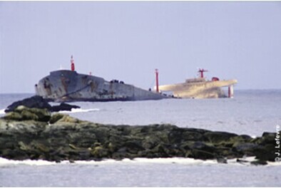 图25.“AMOCO CADIZ”号油轮触礁,溢油22.5万吨。1