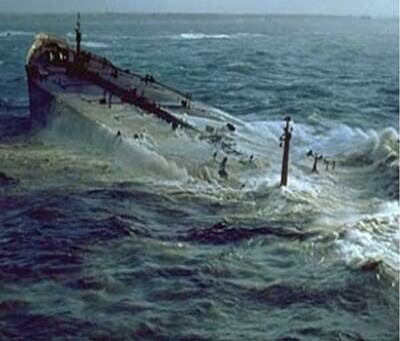 图25.“AMOCO CADIZ”号油轮触礁,溢油22.5万吨。2