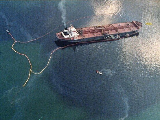 图26.“EXXON VALDEZ”号油轮触礁搁浅后,尽管通过围油栏和其他油轮卸货,还是泄漏石油11.5万立方米。1
