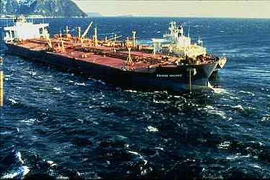 图26.“EXXON VALDEZ”号油轮触礁搁浅后,尽管通过围油栏和其他油轮卸货,还是泄漏石油11.5万立方米。2