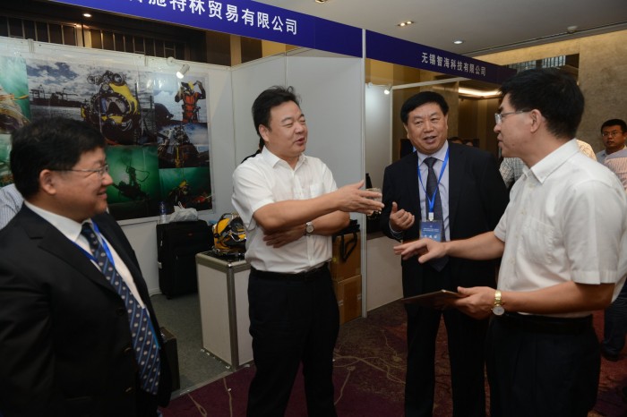 图为交通运输部救捞局局长王振亮(左三)、东海救助局局长跃华(左一)、南通市副市长陆卫东(左二)、在会议现场听取东海救助局副局长章荣军的情况汇报