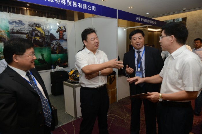 图为交通运输部救捞局局长王振亮(左三)、东海救助局局长跃华(左一)、南通市副市长陆卫东(左二)、在会议现场听取东海救助局副局长章荣军的情况汇报
