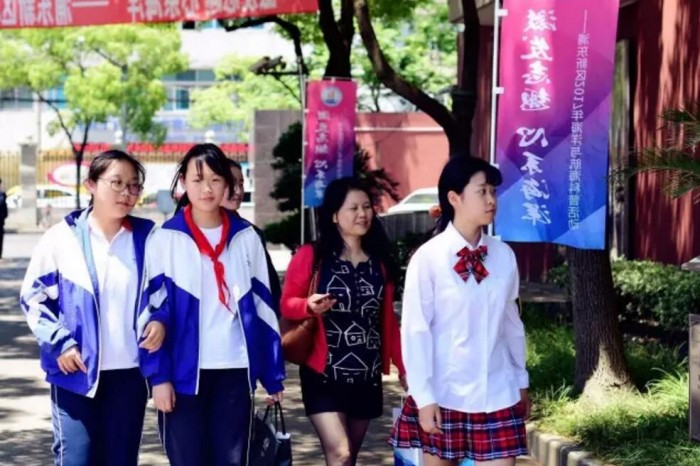 学生志愿者引导参与活动的师生