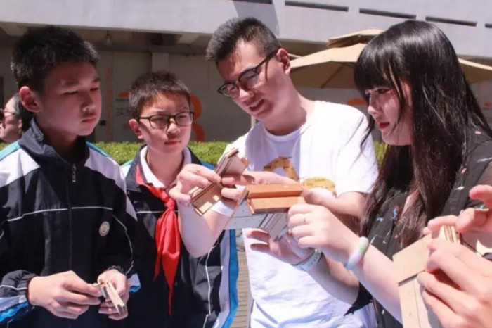中国航海博物馆科普工作人员教授榫卯拼接——八仙桌的组装