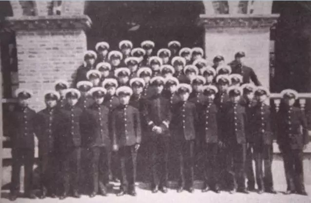 1935年李景森（二排左起第五）在马尾海军学校合照