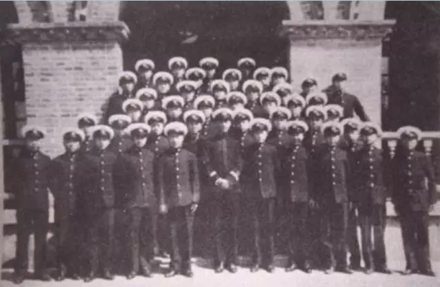 1935年李景森(二排左起第五)在马尾海军学校合照