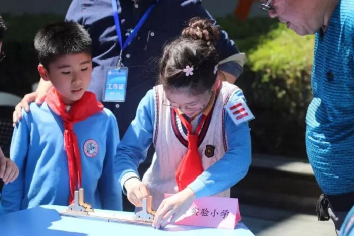 进才实验小学参赛选手进行榫卯拼接