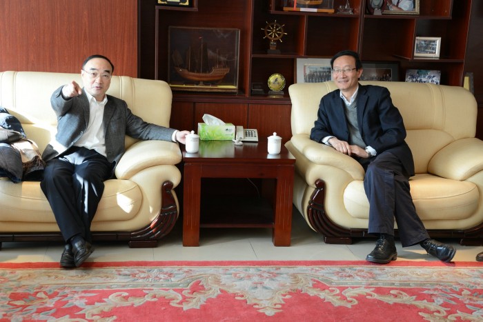 图为翁孟勇理事长与黄有方理事长座谈交流。
