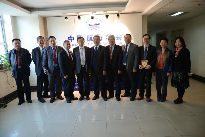 Members of CIN take a group photo with Board Chairman Zhang Qingfeng and his colleagues.