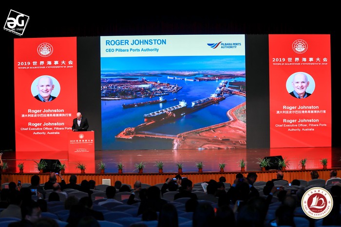 图为澳大利亚皮尔巴拉港务局首席执行官Roger Johnston发表演讲