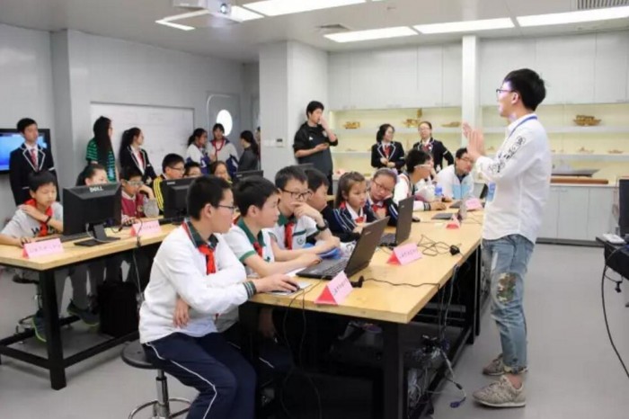我校奚炜奇老师教授学生SU软件制作船帆