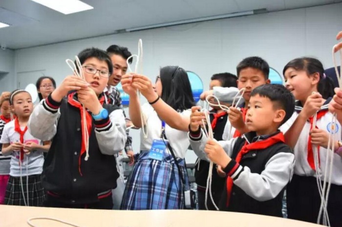 我校蔡湘芝老师教授学生打水手结