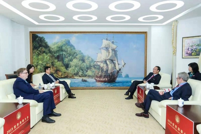 Song Baoru, Secretary of the CPC Shanghai Maritime University Committee, and President Huang Youfang talked with two Nobel Laureates after forum.