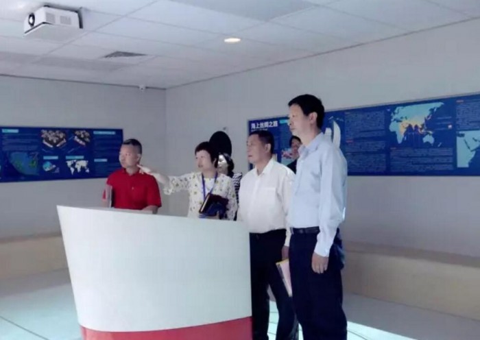 浦东新区教育局郁时炼副局长、浦东新区科经委党组书记孙庆祥先生参观航海创新实验室
