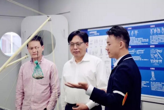 上海市海洋局陈文银副处长参观航海创新实验室