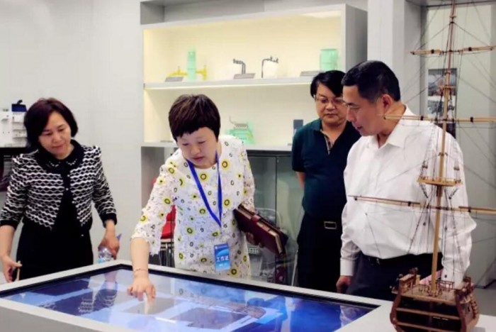 浦东新区科经委党组书记孙庆祥先生、倪飞凤老师、第四教育署陆勇副署长参观航海创新实验室
