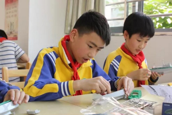 参赛小选手们进行船模制作