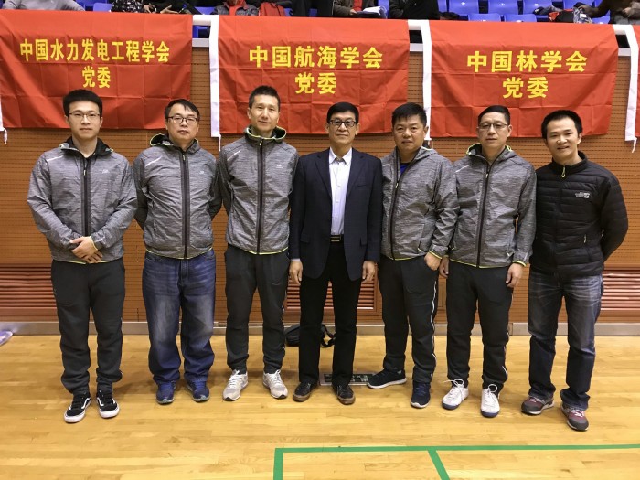 图为中国航海学会党委副书记、常务副理事长曹迪同志与学会乒乓球队参赛选手合影
