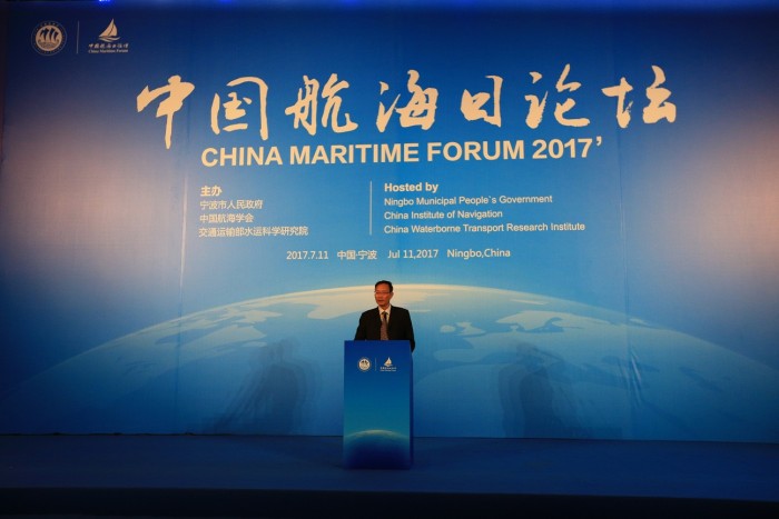 图为中国航海学会理事长黄有方主持主论坛