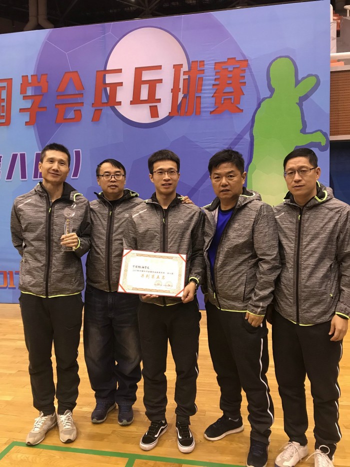 图为中国航海学会乒乓球队合影