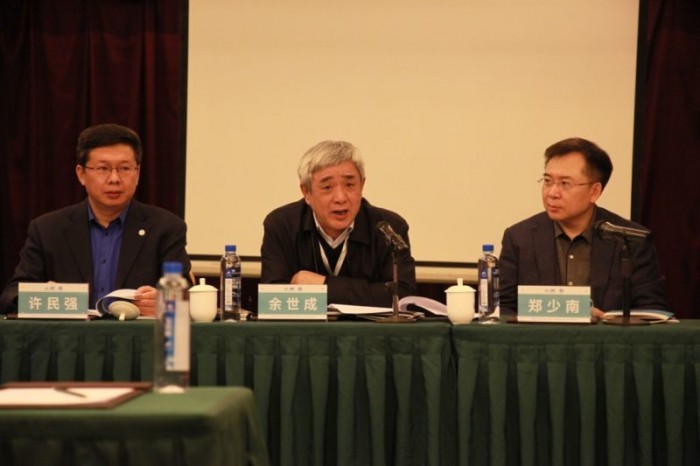 图为中国航海学会常务副理事长余世成代表学会讲话