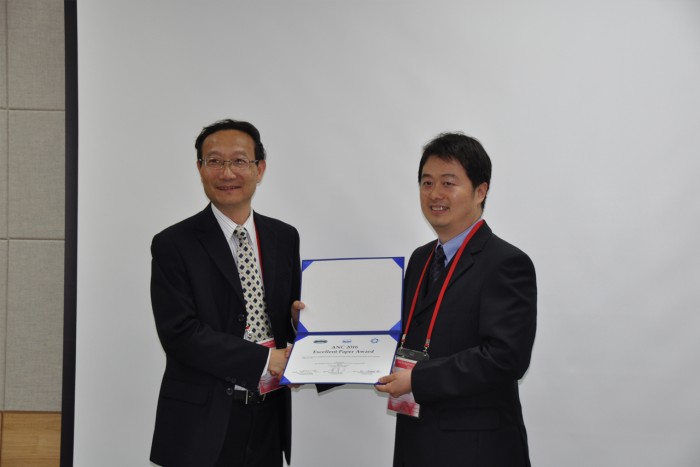 Chairman Huang issuing the certification to Mr. Cai Bin