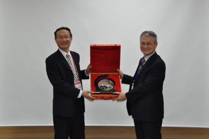 Chairman Huang exchanging presents with chairman Tae-Gweon Jeong