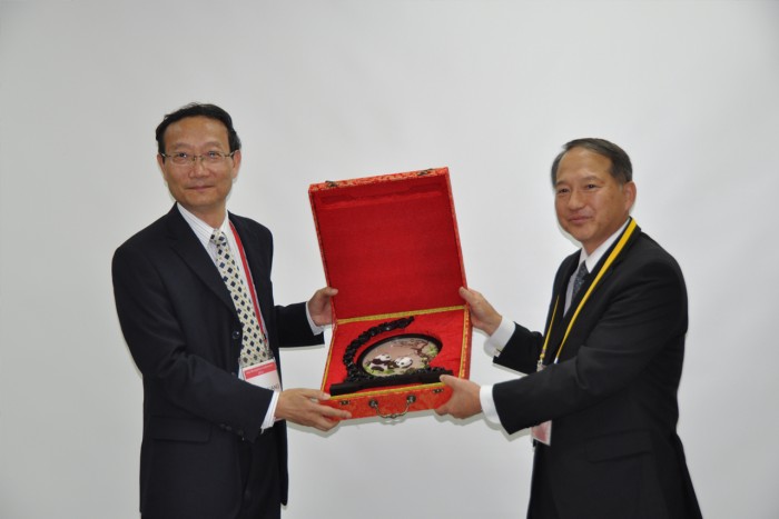 Chairman Huang exchanging presents with chairman Shinya Nakamura