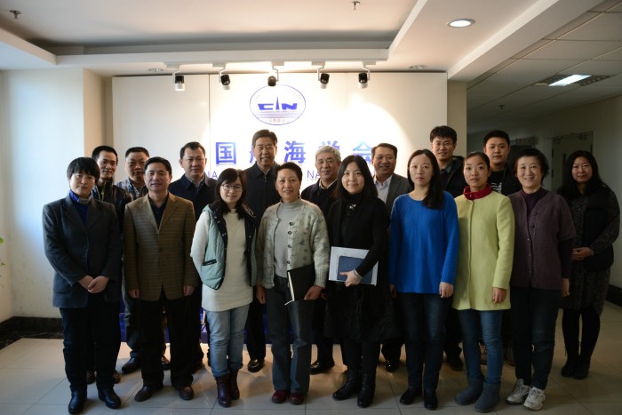 图为李建波、袁鹏同志与中国航海学会秘书处全体人员合影